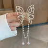 Novo grampo de cabelo estilo coreano com borboleta de pérolas e franja para mulheres, pequeno grampo de cabelo de luxo leve para a parte de trás da cabeça, grampo tubarão elegante e estiloso