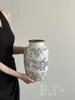 Vaso de Cerâmica Retro Porcelana Azul e Branca Ornamento para Sala de Estar, Jarra de Cerâmica para Arranjo de Flores, Decoração de Luxo Leve, Recipiente para Flores Estilo Chinês Novo, Pequeno