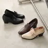 Mocassins quadrados de estilo britânico vintage com fivelas de fileira dupla, saltos altos e saltos grossos para mulheres, versáteis e fáceis de combinar.