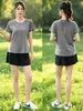 Conjunto de verão leve e de secagem rápida para fitness feminino, top esportivo para levantamento de peso, Pilates e yoga, design de peça dupla falso
