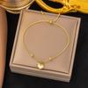 Pulsera de acero inoxidable de alta gama para nicho de venta caliente transfronteriza que no se desvanece, pulsera de trébol de cuerda roja perla para niña, joyería