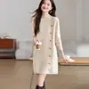 Vestido de lã tricotado elegante estilo coreano com gola alta, vestido suéter de comprimento médio da moda para outono e inverno que cobre os quadris, preto
