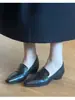 Mocassins de salto alto em couro macio para mulheres, design simples de bico fino, adequados para o trajeto diário, com efeito emagrecedor, modernos, fáceis de calçar, versáteis e em estilo britânico