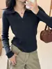 Suéter de punto gris estilo coreano con cuello polo para mujer, top de manga larga acanalado slim-fit con cuello en V para principios de otoño, para el trabajo o para usar en capas