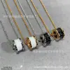 Collar de Primavera Baojia para Mujer Mini Full Diamante Cintura Pequeña Colgante Cerámico Negro Brillante y Blanco Cadena para Suéter de Pareja Cadena para Clavícula