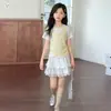 Conjunto de Verano para Niñas Dulce Nuevo Estilo 2026 para Niños Mayores, Camiseta Falsa de Dos Piezas con Adorno de Encaje, Falda Corta, Conjunto de Dos Piezas con Falda de Pastel