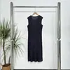 Vestido de Tricô Feminino Outono 2025 Novo Gola Redonda Sem Mangas Cor Sólida Saia Base Elegante para o Trabalho Miyake Comprimento Médio
