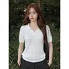 Camiseta de punto de manga corta con cuello en V calado de color albaricoque para mujer, estilo verano old money, polo elegante, top casual versátil con hombros normales