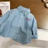 Nova Camisa Listrada Estilosa Estilo Coreano para Meninas da Primavera e Outono, Blusa Versátil da Moda com Manga Longa para Crianças, Tendência de Comércio Exterior