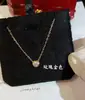 Collar de una sola gema V Gold Versión Alta para Mujer Chapado en Oro V Oro de 18 Quilates Cadena de Clavícula Pequeña Redonda de Pastel de Diamante Plato Volador Dropshipping