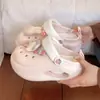 Novidade Primavera/Verão 2026 DIY Desenho Animado Fofo Tendência Alto Valor Versátil Respirável Sandálias Crocs para Exterior