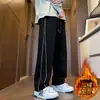 Pantalones con forro polar para hombre marca moderna invierno nuevo gruesos cálidos de pierna recta casuales para hombre joven holgados de pierna ancha largos