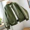 Colección nueva Primavera/Otoño 2026: una chaqueta corta de cuero PU súper moderna y genial estilo motociclista con cuello alto y tres franjas, en negro