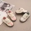 Otoño 2026 Nuevos Zapatos Casuales de Velcro para Niños Zapatos Deportivos Ligeros para Niños Zapatos Planos Versátiles para Niñas de Moda
