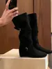 Fivela de cinto de moda europeia e americana, botas longas com aumento interno de altura para mulheres, novo estilo outono 2026, efeito emagrecedor, botas plataforma, botas longas Maillard para mulheres