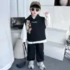 Conjunto de Tres Piezas para Niños Primavera y Otoño Sudadera 2026 Nuevo Estilo Ropa de Primavera para Niños Atuendo Elegante y Genial para Niño