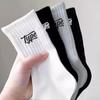 Calcetines populares europeos y americanos de media pantorrilla para primavera y otoño, desodorantes y absorbentes del sudor, calcetines con letras de color sólido, mismo estilo para parejas, listos para la venta