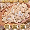 Avena cruda, una opción de desayuno saludable y nutritiva hecha de granos integrales recién prensados, incluyendo varios tipos de granos y nuevas variedades de arroz.