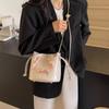 Bolsa Balde Transversal com Laço de Design Nicho High-End para Mulheres 2025 Nova Tendência Primavera e Verão Bolsa de Ombro Versátil