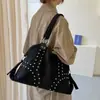 Bolso de mano transfronterizo estilo retro con tachuelas para mujer, nuevo bolso tote de moda 2026, bolso de mano simple de gran capacidad