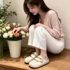 Otoño 2026 Nuevos Zapatos Perezosos Versátiles sin Cordones para Exteriores con Lunares Suela Gruesa que Aumenta la Altura Birkenstock de Punta Abierta Medias Pantuflas para Mujer