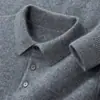 Polo de cachemira para hombre con un corte elegante, urbano, minimalista y relajado, que encarna una estética "old money" para otoño e invierno