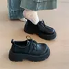 Sapatos femininos de couro estilo britânico 2026 primavera/outono novos vintage japoneses com sola grossa para aumentar a altura com cadarço mocassins sapatos versáteis