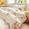2026 Nuevo Juego de Ropa de Cama de Leche con Pompón Estilo Lindo, Funda de Edredón, Sábana Ajustable, Juego de Cuatro Piezas