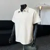 Camisa Polo Jacquard com Gola Listrada 2026 Plus Size Cinza Estampada Manga Curta Tendência Masculina de Verão, Estilosa e Descolada