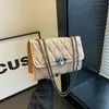 Bolso Bandolera Cuadrado Pequeño para Mujer, Bordado Acolchado de Color Sólido de Moda, Nuevo Estilo 2023, Hebilla de Cierre, Cadena Retro
