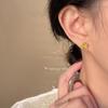 Aretes pequeños de flor de rosa simple tridimensional chapados en oro de 14K frescos y dulces, temperamento, aretes diarios para ir al trabajo, cadena de suministro para mujeres