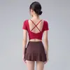Conjunto de yoga para mujer con cuello en V y espalda cruzada, agradable para la piel con copas fijas en el pecho, atuendo de yoga de manga corta para fitness, running, entrenamiento