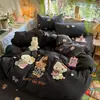 Juego de ropa de cama de tres piezas para dormitorio de estudiantes de dibujos animados, nuevo modelo 2026, tipo A, seersucker, toalla bordada, juego de cuatro piezas con sábana y funda de edredón