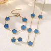 Moderna Versátil Acero de Titanio Chapado en Oro Real de 18 Quilates Flor de Cinco Hojas de la Suerte Conjunto de Collar Pulsera Pendientes Joyería para Mujer