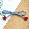 Elegante Pinza para el Cabello con Lazo de Tela de Mezclilla y Flecos Laterales con un Estuche de Teléfono de Cereza de Alta Gama Decoración de Flor para Zapatos