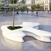Elementos paisajísticos de UHPC hechos a medida: Banco de piscina con forma irregular de terrazo y árbol, obra de arte emblemática de UHPC alrededor de árboles en plazas de la ciudad.
