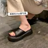 525~2026 Nuevas Sandalias de Tres Colores con Suela Gruesa sin Cierre para Mujer en Verano, Estilo Transpirable