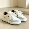 Tênis feminino fofo de sola grossa 2026 novo outono versátil nicho cadarço sapatos brancos para uso casual diário