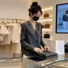 Camisa de manga larga con cuello en V estilo francés para mujer, nueva colección otoño 2026, elegante, adelgazante, versátil, con inserciones de malla, top elegante, moderno