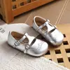 Zapatos de Cuero Estilo Coreano con Relieve Vintage para Niñas 2026 Primavera y Otoño Estilo Coreano Zapatos Individuales de Suela Suave para Niños Zapatos de Princesa Antideslizantes para Niñas