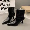 Bota de bico fino salto agulha novo vintage 2026 fina, bota curta nova outono e inverno marrom, bota de tornozelo de salto alto em retalhos