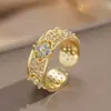 Anel de Trevo de Quatro Folhas e Mosquitinho Estilo Francês para Mulheres, Design de Nicho, Anel de Flor com Diamante Microincrustado Personalizado, Design Aberto Ajustável