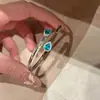 Pulsera de Corindón Rojo Vintage Dorada con Diseño de Lágrimas Azules, Incrustada con Paraíba, Pulsera de Apertura de Resorte para Mujer
