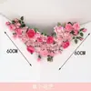 Nuevas decoraciones de techo para interiores para habitaciones de bodas, con flores simuladas dispuestas en un diseño de cuatro esquinas, creando una escena floral festiva y hermosa para la sala de estar