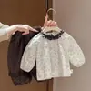Conjunto Floral Nuevo de Primavera y Otoño para Niñas: Camisa con Cuello Volante Suave Combinada con Bombachos Gris Oscuro, Elegante y Atractivo