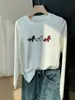 Camiseta de manga larga de nicho, de alta gama, con dobladillo curvo, moderna y elegante, efecto adelgazante, top base para el otoño de 2026