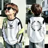 Camiseta de algodón puro para niños, cuello redondo, manga larga, nuevo estilo primavera/otoño, corte holgado, diseño de bloques de color, adecuada para usar en capas, top para niños