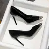 Zapatos de tacón alto de punta con diseño de nicho de moda 2026 Verano Nuevo Puntera de Metal Hierro Negro Tacón de Aguja Boca Baja Zapatos de Salón