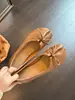Sapatilhas retro de pele de carneiro com laço desgastado e bico dividido, sapatilhas femininas confortáveis e de sola macia, sapatos de bico raso
