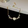 Pulsera Flor de Circonita Chapada en Oro Real Nicho Dulce Versátil Pulsera Temperamento Lujo Ligero Joyería de Gama Alta para Mujeres Al Por Mayor